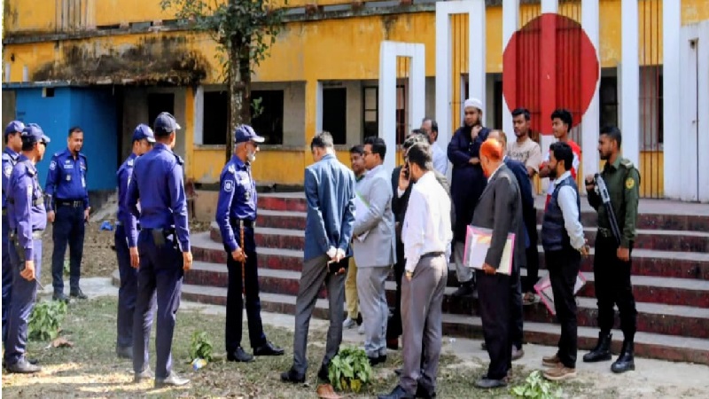 মহেশখালীতে ভোটকেন্দ্র পরিদর্শন ও ভোটগ্রহণকারী  কর্মকর্তাদের  ব্রিফিং করলেন জেলা প্রশাসক!